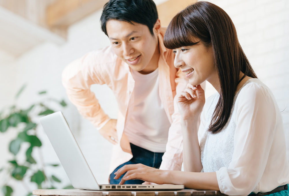 PCの画面を見る男女